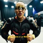 Daddy Yankee Instagram - GRACIAS FAMILIA!!! Anoche nos dimos cita en el Choli y fue legendario 🔥🔥 Llegaron de distintas partes del mundo para ser parte de esta despedida en mi isla bonita 🏝️🇵🇷 Nos vemos hoy para montar la discoteca que está recién comenzando 🏁 #LAMETA #Legendaddy - DY
