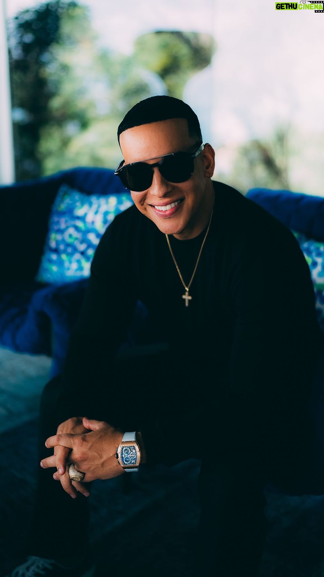 Daddy Yankee Instagram - Gracias a todos por el apoyo a la HORA Y EL DÍA, me siento en buena vibra por ese respaldo. Pregunta: ¿Quién ha pasado por esta situación? ¿Has perdonado una infedilidad? Dejaste a la persona y ¿no perdonaste? Mujeres perdonen por se tan 🐶🐕🐕🦺🦮❤️🔥🦂 #legendaddy #lahorayeldia Medellín, Antioquia
