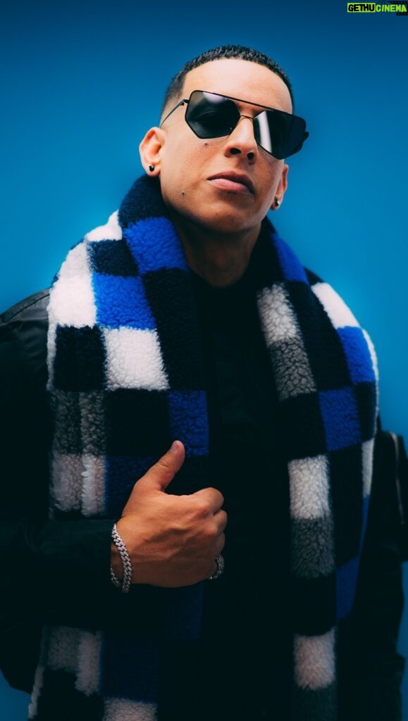 Daddy Yankee Instagram - Ya disponible “LA HORA Y EL DÍA” junto con @jquiles y @dalexmusic en todas las plataformas digitales y en YouTube. Como estamos en el mes del amor, le dedicamos esta canción a todos los que hayan pasado por esta situación. SON COSAS QUE PASAN EN EL BARRIO FINO! ❤️‍🩹❤️‍🩹 #lahorayeldia #legendaddy cerrando en #PuertoRico. 🇵🇷
