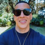 Daddy Yankee Instagram - Feliz día para todos mis seguidores que se convirtieron en mi FAMILIA. Ya mismo mi RODILLA estará reaDY💪🏾, y haremos el gran cierre de la gira en mi ISLA 🇵🇷, con todas las personas que me han seguido por tantos años . Pendiente a la #horayeldia 🌤🕒🌤…🐐 LOS AMO! ❤️‍🔥