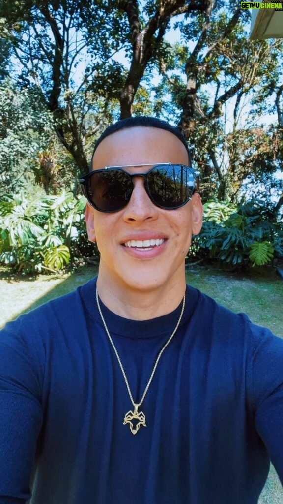 Daddy Yankee Instagram - Feliz día para todos mis seguidores que se convirtieron en mi FAMILIA. Ya mismo mi RODILLA estará reaDY💪🏾, y haremos el gran cierre de la gira en mi ISLA 🇵🇷, con todas las personas que me han seguido por tantos años . Pendiente a la #horayeldia 🌤🕒🌤…🐐 LOS AMO! ❤️‍🔥