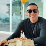 Daddy Yankee Instagram - Gracias a toda mi familia, amigos, colegas, y a todos ustedes mis fans por sus buenos deseos en este día. No todos los días se cumple años, es importante celebrar cada uno, mientras estemos en esta tierra. Qué esos buenos deseos se les multipliquen a todos en bendiciones, salud y vida. Dios los bendiga! - DY 🙏🏽