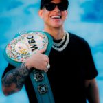 Daddy Yankee Instagram - Desde chamaquito el boxeo formó parte de mi formación. Siempre soñé con ganar un título de campeonato y lo vi lejos de mis metas debido al trauma que padezco en mi pierna derecha. Este sueño que parecía imposible, hoy, el niño que todavía vive en mi lo puede presenciar en vida, y no les miento, significa mucho para mi. Cada 5 años la WBC se lo otorga a personas que han sido importantes y hayan cambiado el mundo. Muchas gracias @wbcboxing Salud y Vida! Monte Rey Boxing Gym