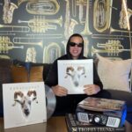 Daddy Yankee Instagram - FELIZ DÍA DE REYES, Hoy celebro mis 28 años de renacimiento de vida, brindándoles esta pieza de colección a mis fans. El vinilo de LEGENDADDY. Lo puedes conseguir en las tiendas Walmart y Target. Muchas gracias por su apoyo, los amo ❤️‍🔥- DY 🐐