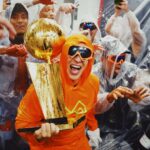 Daddy Yankee Instagram - LLEGUÉ A LA META como un CAMPEÓN! 🏆 Gracias Dios por tu misericordia, y por ayudarme a llegar hasta el final, para así comenzar a escribir un nuevo capítulo. Gracias a mi esposa @mireddys sin ti nada hubiera sido posible, Te amo ♥️ Gracias a mis hijos, a toda mi familia & amigos. Gracias a todo mi dream team Gracias a todos los fans del 🌎 🌍 por su apoyo y por hacer mis sueños realidad. LOS AMO - DY ❤️‍🔥 #legendaddy #laultimavueltaworldtour 🗺