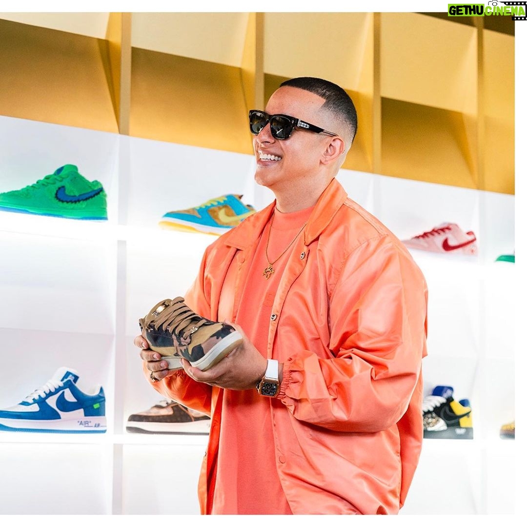 Daddy Yankee Instagram - Me fui de @sneakershopping con el corillo de @complex ππ₯ La experiencia a otro nivel con esta gente.πEntren a su canal de YouTube para que vean el episodio. π