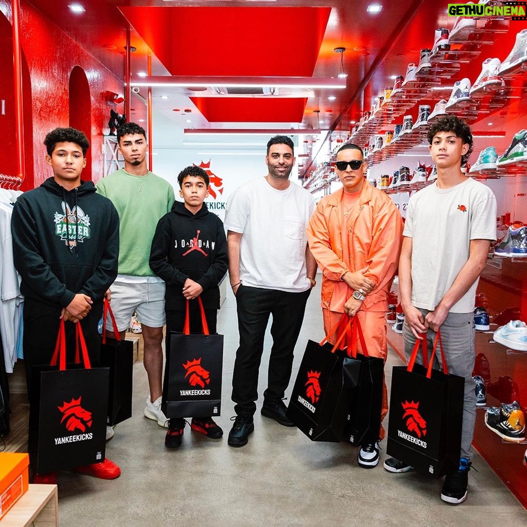 Daddy Yankee Instagram - Me fui de @sneakershopping con el corillo de @complex ππ₯ La experiencia a otro nivel con esta gente.πEntren a su canal de YouTube para que vean el episodio. π