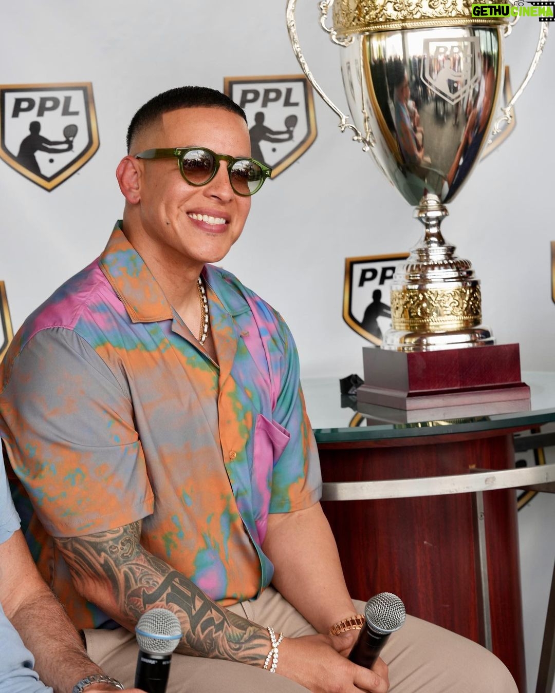 Daddy Yankee Instagram - Honrado de ser parte de una nueva liga en el deporte en USA @propadelleague Con mucho orgullo les comparto que soy el dueรฑo de la franquicia en ORLANDO- FLORIDA. El PADEL es el deporte de mayor crecimiento a nivel mundial ๐ ๐. Hoy, oficialmente se inicia una nueva era en el deporte de los Estados Unidos con la llegada de la nueva liga @propadelleague Recuerden bien este dรญa porque nosotros vamos a hacer una de las ligas mas fuertes en ๐บ๐ธ al nivel del la NBA, MLB, NHL, UFC etc estamos reaDY! Vamos! Letโs Gooo!!! ๐พ๐พ๐พ๐พ๐ฅ๐ฅ๐ฅ๐ฅ๐ฅ Grandes Movidas, Grandes Negocios!! #Padel #propadelleague #Padeltennis #sports @delpotrojuan @marcos.delpilar @tommyhaasofficial