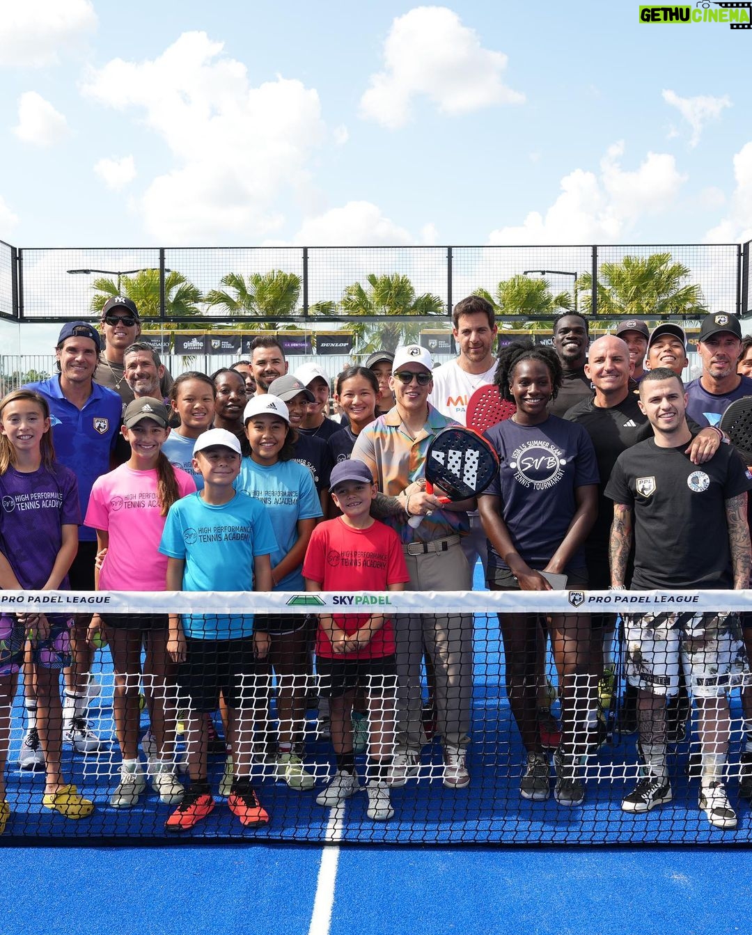 Daddy Yankee Instagram - Honrado de ser parte de una nueva liga en el deporte en USA @propadelleague Con mucho orgullo les comparto que soy el dueรฑo de la franquicia en ORLANDO- FLORIDA. El PADEL es el deporte de mayor crecimiento a nivel mundial ๐ ๐. Hoy, oficialmente se inicia una nueva era en el deporte de los Estados Unidos con la llegada de la nueva liga @propadelleague Recuerden bien este dรญa porque nosotros vamos a hacer una de las ligas mas fuertes en ๐บ๐ธ al nivel del la NBA, MLB, NHL, UFC etc estamos reaDY! Vamos! Letโs Gooo!!! ๐พ๐พ๐พ๐พ๐ฅ๐ฅ๐ฅ๐ฅ๐ฅ Grandes Movidas, Grandes Negocios!! #Padel #propadelleague #Padeltennis #sports @delpotrojuan @marcos.delpilar @tommyhaasofficial