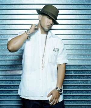 Daddy Yankee Instagram - Para ese chamaco que creció en Santurce , una canción “Gasolina” que nació en un barrio de Puerto Rico, y sea reconocida por la “Biblioteca del Congreso” como una de las canciones que transformó la cultura, cambió la historia musical en el mundo y EE.UU. es algo que jamás soñé. Y lo más bonito que fue en español. Cuando haces la las cosas con amor, pasión, determinación y disciplina y a todo eso le sumas el apoyo de toda mi gente linda durante más de tres décadas todo lo que sueñas puede ser posible .- DY