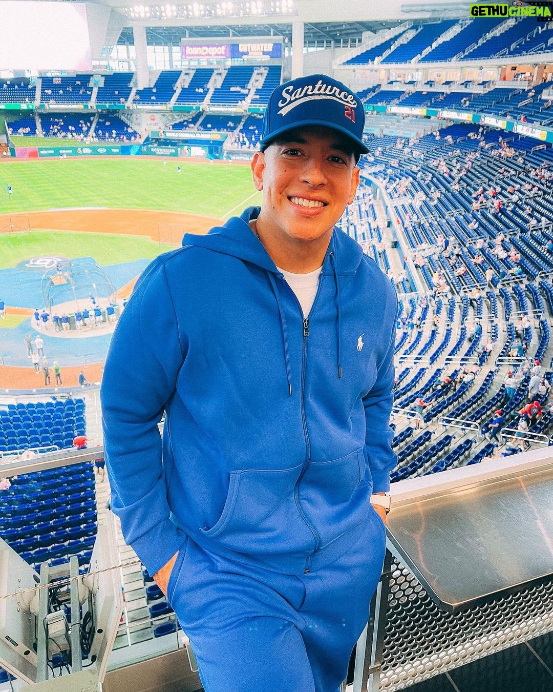 Daddy Yankee Instagram - 21’ Puerto Rico 🔥#worldbaseballclassic 🇵🇷🇮🇱 ⚾️❤️🔥 #legendaddy 📍