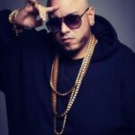 Daddy Yankee Instagram - Hermano, gracias por tu amistad. El legado en silencio que dejaste en mi, será para toda la vida. Porque cada vez que hablabamos, sin darte cuenta, eras tú quien me sanabas con tu testimonio y valentía. De la manera que luchaste, verte con una sonrisa hasta el final allí en el hospital, me enseñaron mucho a como afrontar las pruebas que atravesamos en esta vida. Nunca te quejaste, te vi con la mejor actitud, Siempre en DRIVE! pal frente pase lo que pase! Eso me llevo de ti, ese gran ejemplo que puedo compartir con el mundo. Tenía tantas ganas que salieras en tarima conmigo en el Choli pero ahora estás en el mejor escenario del universo, frente a la presencia de Jesús. Me da paz que tu alma se fue salva. Mis oraciones para su familia, amigos y seguidores que te querían de todo corazón ❤️. Descansa en paz!! 💔🕊️ @alexiolabruja