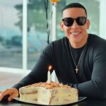 Daddy Yankee Instagram - Gracias a toda mi familia, amigos, colegas, y a todos ustedes mis fans por sus buenos deseos en este día. No todos los días se cumple años, es importante celebrar cada uno, mientras estemos en esta tierra. Qué esos buenos deseos se les multipliquen a todos en bendiciones, salud y vida. Dios los bendiga! - DY 🙏🏽