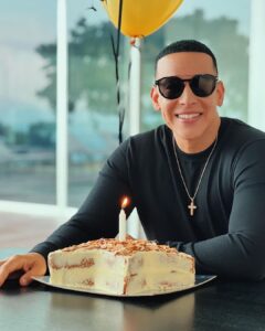 Daddy Yankee Instagram - Gracias a toda mi familia, amigos, colegas, y a todos ustedes mis fans por sus buenos deseos en este día. No todos los días se cumple años, es importante celebrar cada uno, mientras estemos en esta tierra. Qué esos buenos deseos se les multipliquen a todos en bendiciones, salud y vida. Dios los bendiga! - DY 🙏🏽