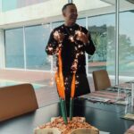 Daddy Yankee Instagram - Gracias a toda mi familia, amigos, colegas, y a todos ustedes mis fans por sus buenos deseos en este día. No todos los días se cumple años, es importante celebrar cada uno, mientras estemos en esta tierra. Qué esos buenos deseos se les multipliquen a todos en bendiciones, salud y vida. Dios los bendiga! - DY 🙏🏽