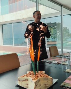 Daddy Yankee Instagram - Gracias a toda mi familia, amigos, colegas, y a todos ustedes mis fans por sus buenos deseos en este día. No todos los días se cumple años, es importante celebrar cada uno, mientras estemos en esta tierra. Qué esos buenos deseos se les multipliquen a todos en bendiciones, salud y vida. Dios los bendiga! - DY 🙏🏽