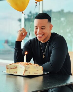 Daddy Yankee Instagram - Gracias a toda mi familia, amigos, colegas, y a todos ustedes mis fans por sus buenos deseos en este día. No todos los días se cumple años, es importante celebrar cada uno, mientras estemos en esta tierra. Qué esos buenos deseos se les multipliquen a todos en bendiciones, salud y vida. Dios los bendiga! - DY 🙏🏽