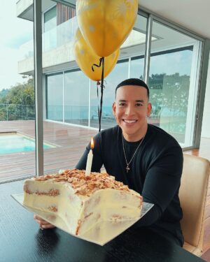 Daddy Yankee Instagram - Gracias a toda mi familia, amigos, colegas, y a todos ustedes mis fans por sus buenos deseos en este día. No todos los días se cumple años, es importante celebrar cada uno, mientras estemos en esta tierra. Qué esos buenos deseos se les multipliquen a todos en bendiciones, salud y vida. Dios los bendiga! - DY 🙏🏽