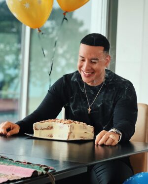Daddy Yankee Instagram - Gracias a toda mi familia, amigos, colegas, y a todos ustedes mis fans por sus buenos deseos en este día. No todos los días se cumple años, es importante celebrar cada uno, mientras estemos en esta tierra. Qué esos buenos deseos se les multipliquen a todos en bendiciones, salud y vida. Dios los bendiga! - DY 🙏🏽