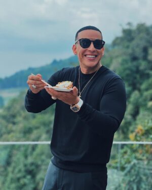 Daddy Yankee Instagram - Gracias a toda mi familia, amigos, colegas, y a todos ustedes mis fans por sus buenos deseos en este día. No todos los días se cumple años, es importante celebrar cada uno, mientras estemos en esta tierra. Qué esos buenos deseos se les multipliquen a todos en bendiciones, salud y vida. Dios los bendiga! - DY 🙏🏽