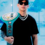 Daddy Yankee Instagram - Desde chamaquito el boxeo formó parte de mi formación. Siempre soñé con ganar un título de campeonato y lo vi lejos de mis metas debido al trauma que padezco en mi pierna derecha. Este sueño que parecía imposible, hoy, el niño que todavía vive en mi lo puede presenciar en vida, y no les miento, significa mucho para mi. Cada 5 años la WBC se lo otorga a personas que han sido importantes y hayan cambiado el mundo. Muchas gracias @wbcboxing Salud y Vida! Monte Rey Boxing Gym