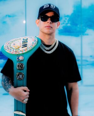 Daddy Yankee Instagram - Desde chamaquito el boxeo formó parte de mi formación. Siempre soñé con ganar un título de campeonato y lo vi lejos de mis metas debido al trauma que padezco en mi pierna derecha. Este sueño que parecía imposible, hoy, el niño que todavía vive en mi lo puede presenciar en vida, y no les miento, significa mucho para mi. Cada 5 años la WBC se lo otorga a personas que han sido importantes y hayan cambiado el mundo. 
Muchas gracias @wbcboxing 
Salud y Vida!