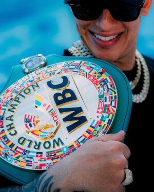 Daddy Yankee Instagram - Desde chamaquito el boxeo formó parte de mi formación. Siempre soñé con ganar un título de campeonato y lo vi lejos de mis metas debido al trauma que padezco en mi pierna derecha. Este sueño que parecía imposible, hoy, el niño que todavía vive en mi lo puede presenciar en vida, y no les miento, significa mucho para mi. Cada 5 años la WBC se lo otorga a personas que han sido importantes y hayan cambiado el mundo. 
Muchas gracias @wbcboxing 
Salud y Vida!