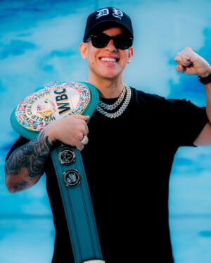 Daddy Yankee Instagram - Desde chamaquito el boxeo formó parte de mi formación. Siempre soñé con ganar un título de campeonato y lo vi lejos de mis metas debido al trauma que padezco en mi pierna derecha. Este sueño que parecía imposible, hoy, el niño que todavía vive en mi lo puede presenciar en vida, y no les miento, significa mucho para mi. Cada 5 años la WBC se lo otorga a personas que han sido importantes y hayan cambiado el mundo. 
Muchas gracias @wbcboxing 
Salud y Vida!