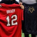 Daddy Yankee Instagram - Un honor conocer a este caballero , un ejemplo de disciplina, persistencia, perseverancia y liderazgo ; Y por encima de todo ejecutar a la perfección en el momento de la presión. Un ejemplo, dentro y fuera del terreno juego. Ya enmarqué el jersey que dice “A  G.O.A.T friend"  Mucho respeto pa’ La Cabra @tombrady 🐐- DY