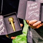 Daddy Yankee Instagram - Un honor conocer a este caballero , un ejemplo de disciplina, persistencia, perseverancia y liderazgo ; Y por encima de todo ejecutar a la perfección en el momento de la presión. Un ejemplo, dentro y fuera del terreno juego. Ya enmarqué el jersey que dice “A  G.O.A.T friend"  Mucho respeto pa’ La Cabra @tombrady 🐐- DY