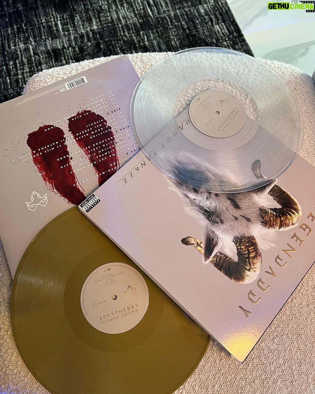 Daddy Yankee Instagram - FELIZ DÍA DE REYES, Hoy celebro mis 28 años de renacimiento de vida, brindándoles esta pieza de colección a mis fans. El vinilo de LEGENDADDY. Lo puedes conseguir en las tiendas Walmart y Target. Muchas gracias por su apoyo, los amo ❤️🔥- DY 🐐