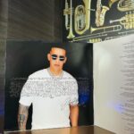 Daddy Yankee Instagram - FELIZ DÍA DE REYES, Hoy celebro mis 28 años de renacimiento de vida, brindándoles esta pieza de colección a mis fans. El vinilo de LEGENDADDY. Lo puedes conseguir en las tiendas Walmart y Target. Muchas gracias por su apoyo, los amo ❤️‍🔥- DY 🐐