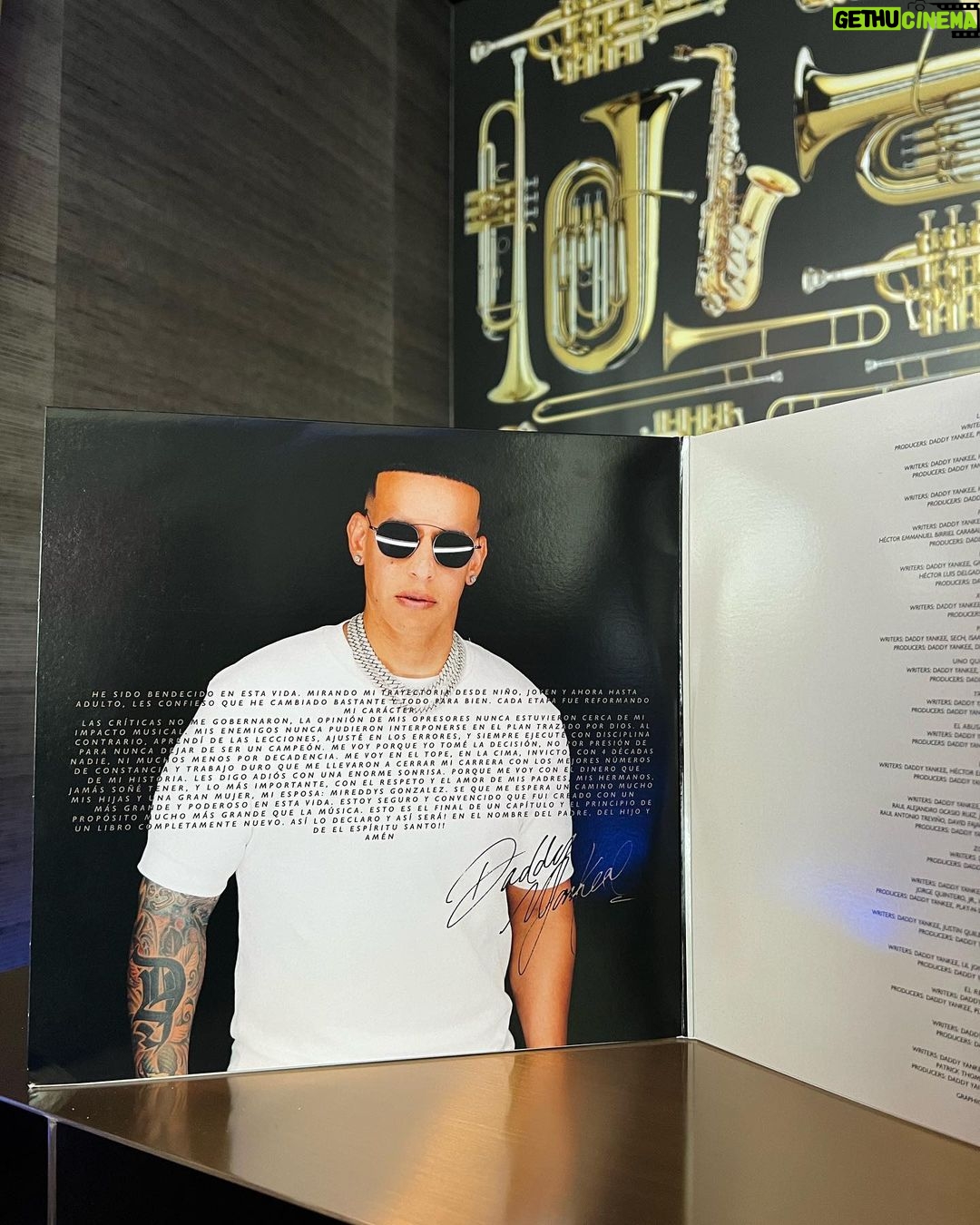 Daddy Yankee Instagram - FELIZ DÍA DE REYES, Hoy celebro mis 28 años de renacimiento de vida, brindándoles esta pieza de colección a mis fans. El vinilo de LEGENDADDY. Lo puedes conseguir en las tiendas Walmart y Target. Muchas gracias por su apoyo, los amo ❤️🔥- DY 🐐