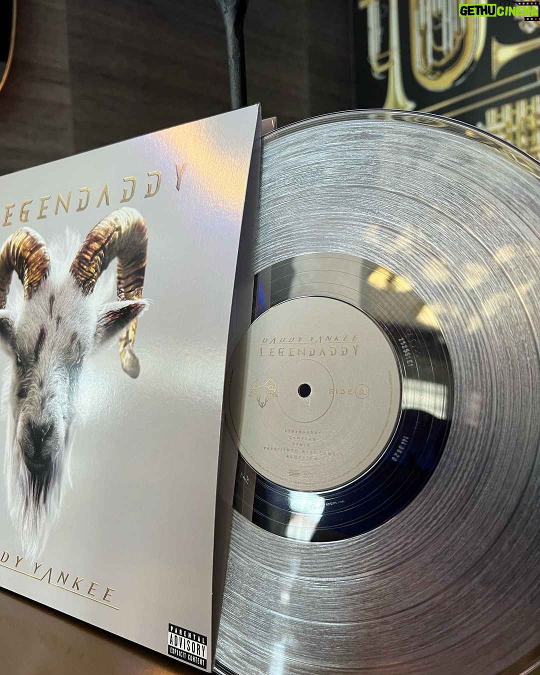 Daddy Yankee Instagram - FELIZ DÍA DE REYES, Hoy celebro mis 28 años de renacimiento de vida, brindándoles esta pieza de colección a mis fans. El vinilo de LEGENDADDY. Lo puedes conseguir en las tiendas Walmart y Target. Muchas gracias por su apoyo, los amo ❤️🔥- DY 🐐