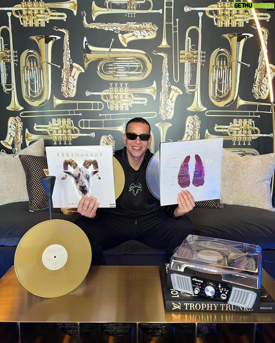 Daddy Yankee Instagram - FELIZ DÍA DE REYES, Hoy celebro mis 28 años de renacimiento de vida, brindándoles esta pieza de colección a mis fans. El vinilo de LEGENDADDY. Lo puedes conseguir en las tiendas Walmart y Target. Muchas gracias por su apoyo, los amo ❤️🔥- DY 🐐