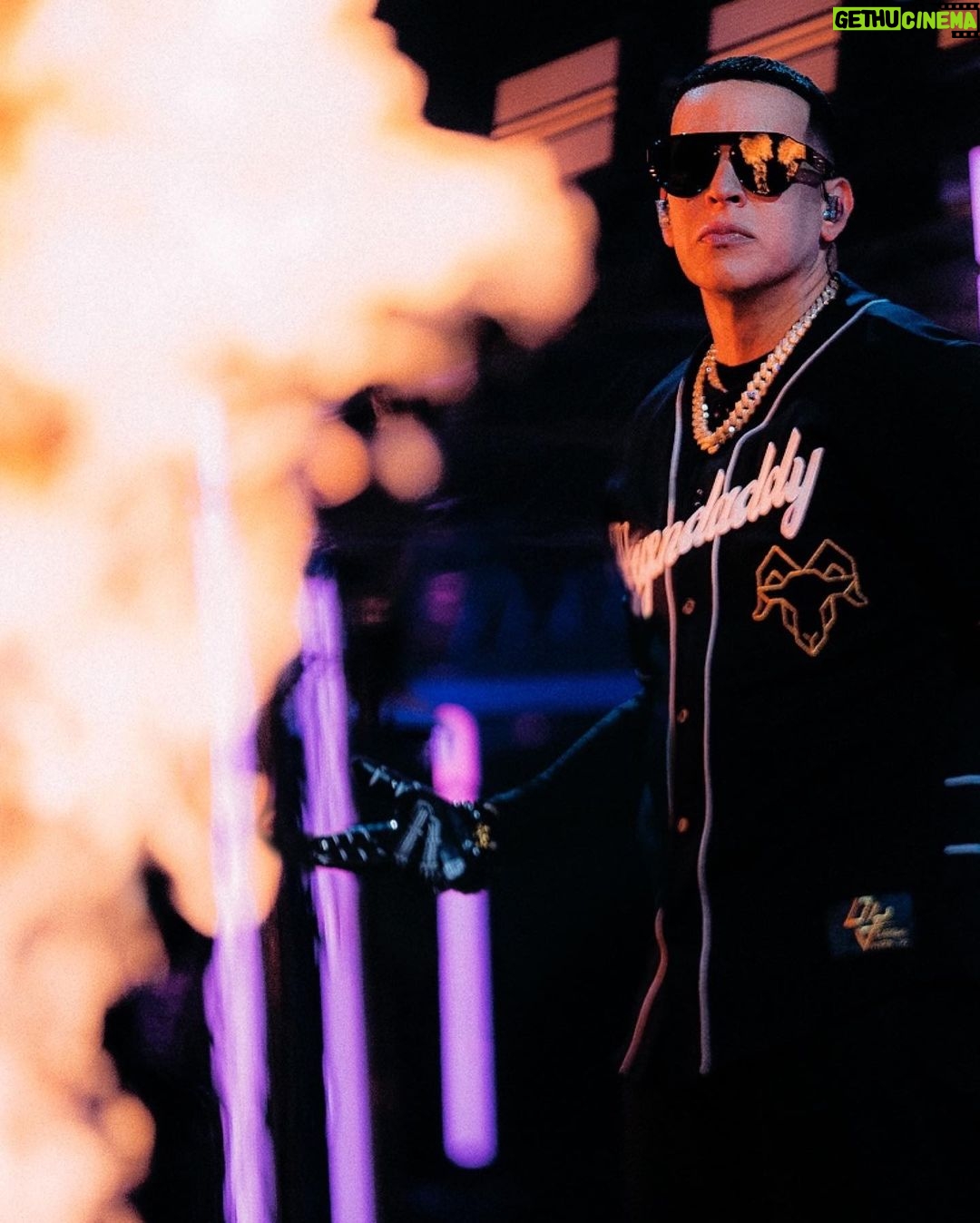 Daddy Yankee Instagram - A toda mi gente de San Antonio y Austin Texas, gracias por estas dos noches de pura adrenalina. Me llevo un bonito recuerdo de todos ustedes. Una vez más, Gracias! En victoria siempre ! Los amo - DY❤️🔥 #laultimavueltaworldtour #legendaddy 🗺