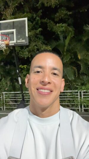 Daddy Yankee Instagram - Deseo que este año le traiga mucha salud física, mental y espiritual a todo el que lea este mensaje. 

Feliz Año Nuevo 2024 🎆🎊🎉❤️‍🔥

EN VICTORIA SIEMPRE! ✝️