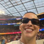 Daddy Yankee Instagram - Disfrutando de un gran partido en LA! Barca vs Arsenal Gracias @spotify @fcbarcelona por la invitación! ⚽️🎵❤️‍🔥