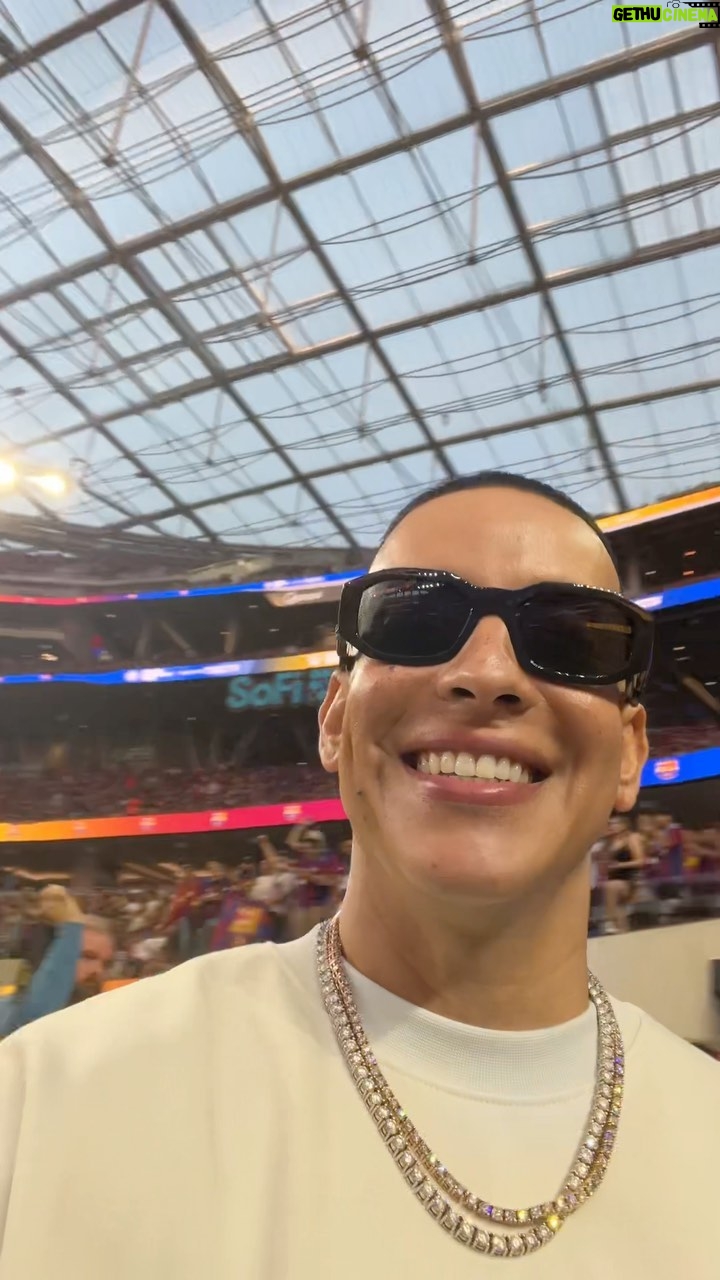 Daddy Yankee Instagram - Disfrutando de un gran partido en LA! Barca vs Arsenal Gracias @spotify @fcbarcelona por la invitación! ⚽️🎵❤️🔥