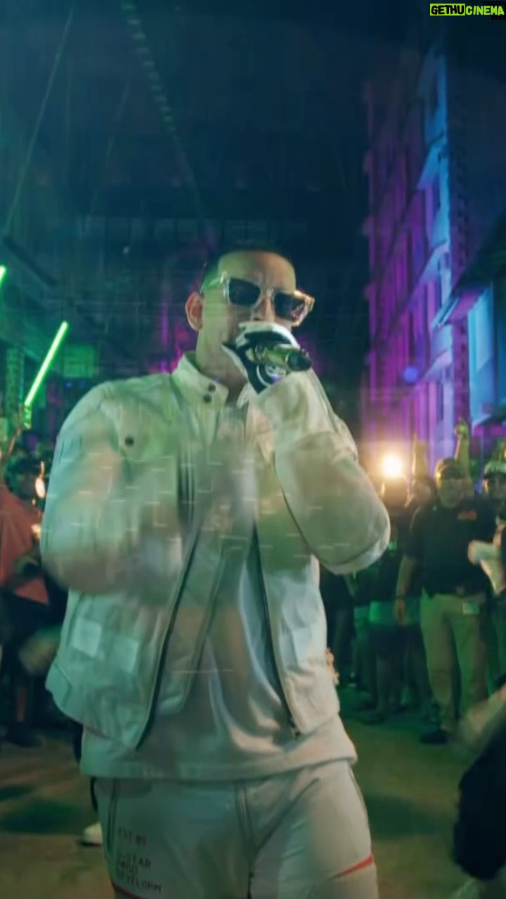 Daddy Yankee Instagram - Tuve el honor de producir junto a mis brothers @lunytunes este medley de varias canciones icónicas que son parte de la historia del REGGAETON en los últimos 20 años; celebrando también los 20 años de @premiosjuventud Felicito a todos mis colegas por su gran trabajo. @wisin @khrizyangel @rkmykeny @alexisyfido @chesca @omarcourtz @chenchocorleone @zionylennox @delaghetto @khea.yf @rainaopr @djplayero Combinación de la vieja y la nueva escuela 🏫 ❤️🔥💪🏾 Así es como se mantiene y sigue creciendo un género!