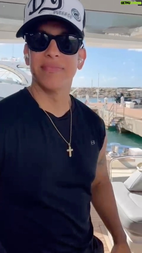 Daddy Yankee Instagram - Una neverita, unas bocina’, baby, tú y yo la montamo’ en cualquier esquina 🏝☀️👙 #Beachy #weekendvibes
