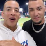 Daddy Yankee Instagram - Gracias al Mago 🧙 @javy23baez por el apoyo, respeto x siempre mi bro! El equipo del pueblo @santurcelbprc terminó en primer lugar en la serie regular, pasando así a la semifinal. Gracias 🇵🇷 por el apoyo que nos están brindando. Qué bonito ver el parque lleno de nuestra cultura boricua!! Se prendió la LIGA!!! Gracias Gracias PR! 💪🏽🇵🇷 Los espero este martes en la semifinal en el Hiram Bithorn. Felicidades MI GENTE, los veo el año que viene! 😁🎄❤️‍🔥🎉🎊🪅 DLB! ✝️