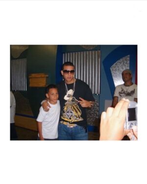 Daddy Yankee Instagram - Esta historia me motivó mucho. Conocí por primera vez a @omarcourtz en un concurso de Mini Daddy Yankee en el programa “NO TE DUERMAS” en Puerto Rico. 15 años después grabamos juntos el tema “BEACHY”. Una prueba más, que los sueños y las metas se cumplen. Ahora, a vacilar el verano en la BEACHY, en nombre de todos esos soñadores en el mundo! 

Young DY con Baby OC

BEACHY 🥥 BEACHY 🏖️ BEACHY ☀️