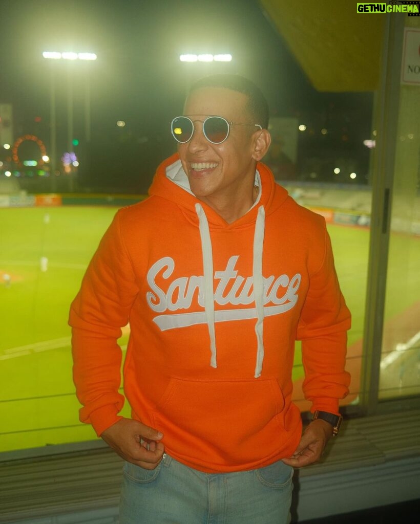 Daddy Yankee Instagram - Consigue toda la mercancía de “SANTURCE” aquí: 👉🏼 shop.cangrejeros.net 👈🏻