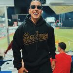 Daddy Yankee Instagram - Consigue toda la mercancía de “SANTURCE” aquí: 👉🏼 shop.cangrejeros.net 👈🏻