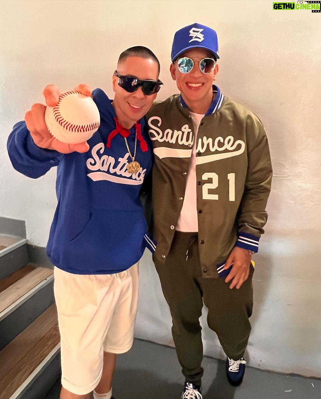 Daddy Yankee Instagram - Gracias Puerto Rico 🇵🇷 por el apoyo cada Domingo Familiar de @santurcelbprc Qué bonito ver el parque lleno de la cultura familiar boricua! Muchas gracias a mi hermano @babyrasta por tirar el primer lanzamiento y a nuestra @serranosisters por visitarnos. ✝️⚾️ 🥊🇵🇷