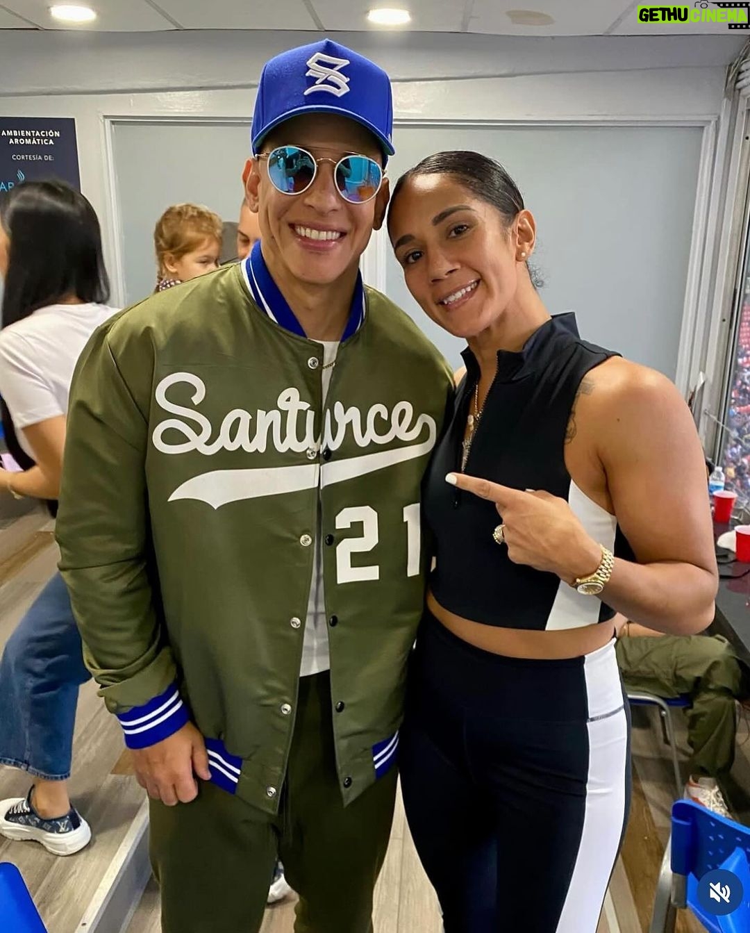 Daddy Yankee Instagram - Gracias Puerto Rico 🇵🇷 por el apoyo cada Domingo Familiar de @santurcelbprc Qué bonito ver el parque lleno de la cultura familiar boricua! Muchas gracias a mi hermano @babyrasta por tirar el primer lanzamiento y a nuestra @serranosisters por visitarnos. ✝️⚾️ 🥊🇵🇷