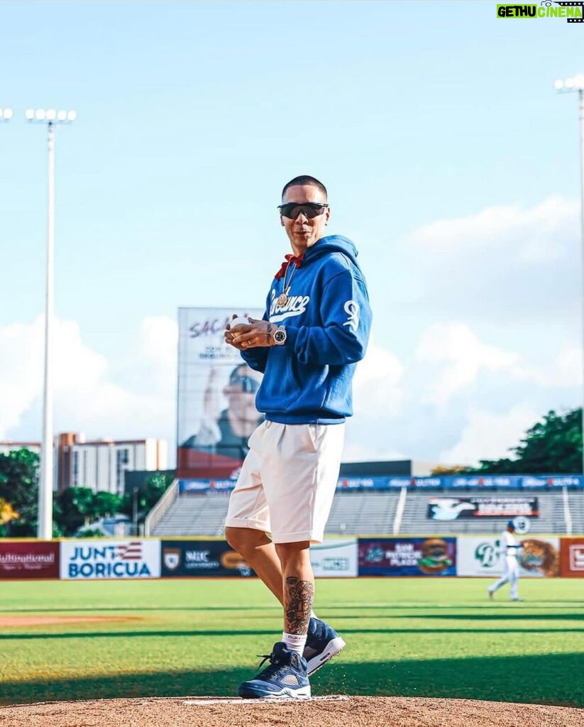 Daddy Yankee Instagram - Gracias Puerto Rico 🇵🇷 por el apoyo cada Domingo Familiar de @santurcelbprc Qué bonito ver el parque lleno de la cultura familiar boricua! Muchas gracias a mi hermano @babyrasta por tirar el primer lanzamiento y a nuestra @serranosisters por visitarnos. ✝️⚾️ 🥊🇵🇷