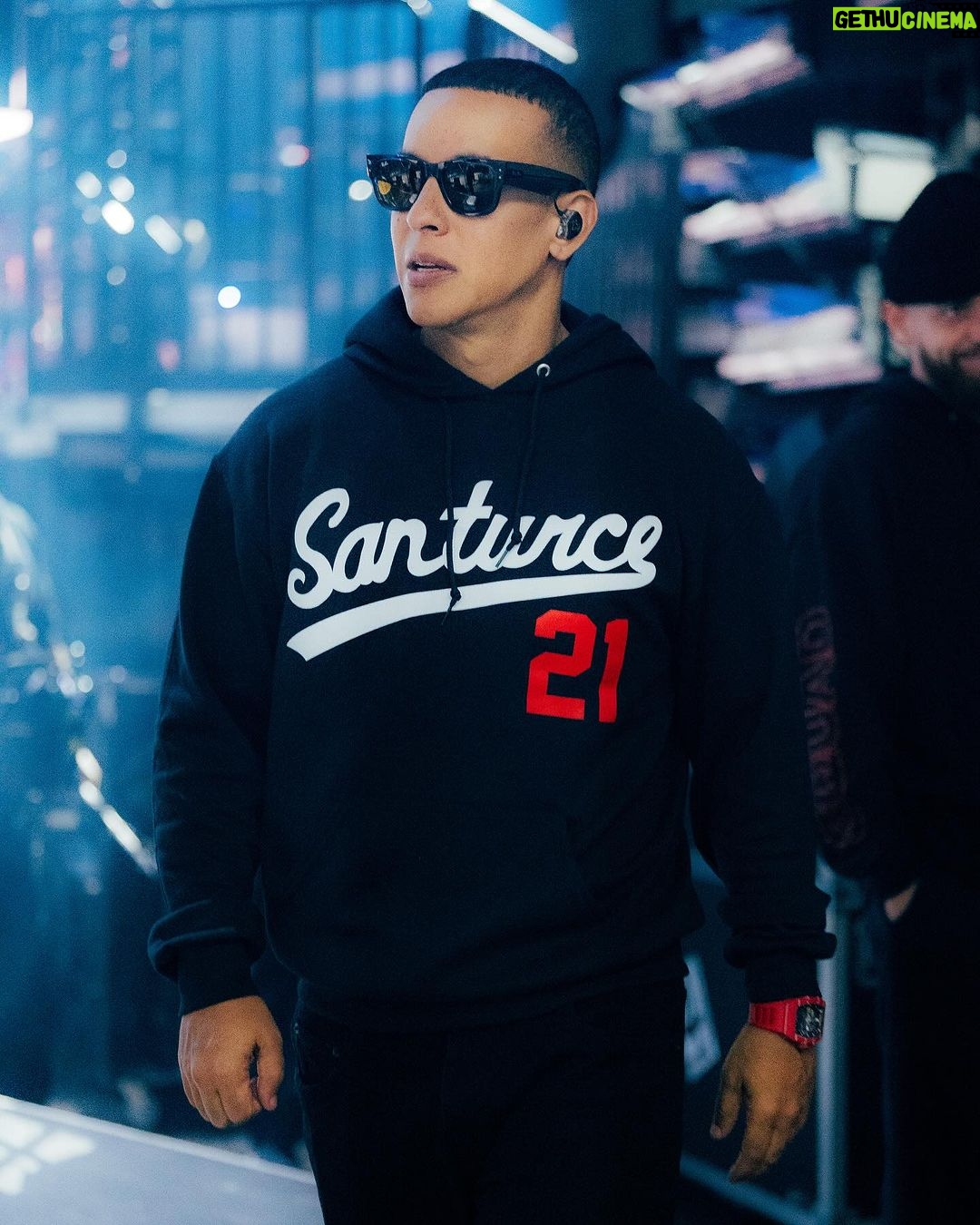 Daddy Yankee Instagram - Listos para el segundo round!! Nos vemos hoy en el Choli!!🇵🇷 #LAMETA #leggendaddy Coliseo de Puerto Rico, José Miguel Agrelot