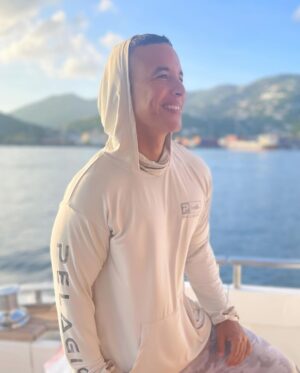 Daddy Yankee Instagram - Celebrando el cumpleaños de mi hermano @bermudez_ministries con mi hermana Coral y mi familia. DIOS TE BENDIGA Bermudez, tu segundo apellido es AYALA, así que estamos en FAMILIA! 😂😂 🙏🏽